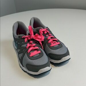 NIKE Women's Revolution 2 Size 10
